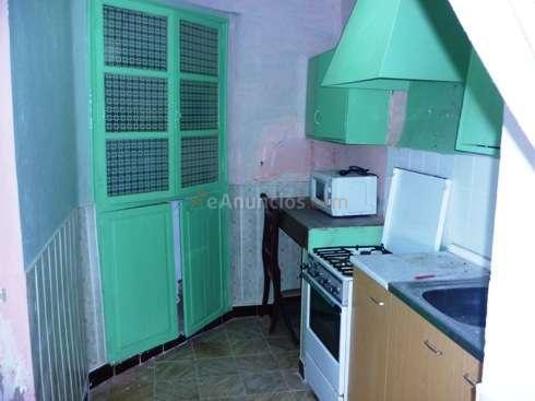 CASA PARA TIRAR JUNTO A LA CALLE 6 DE JUNIO