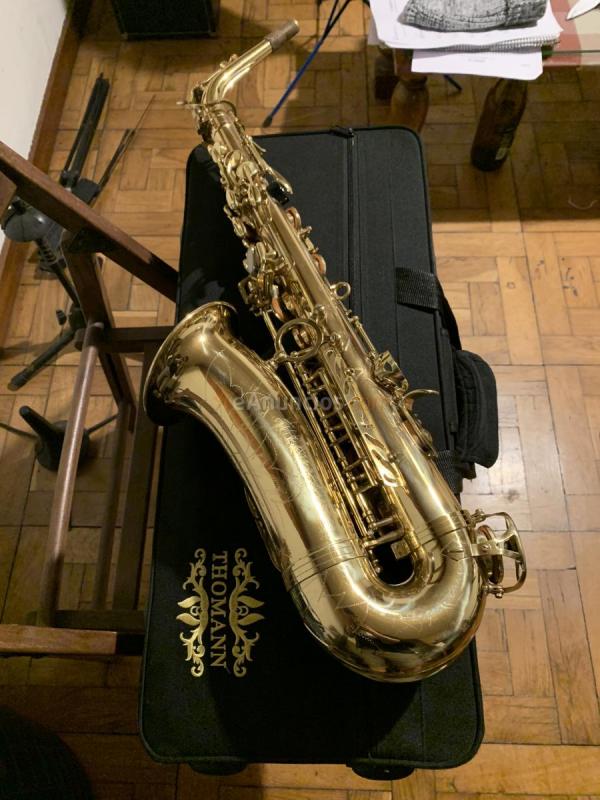 Se vende saxofon