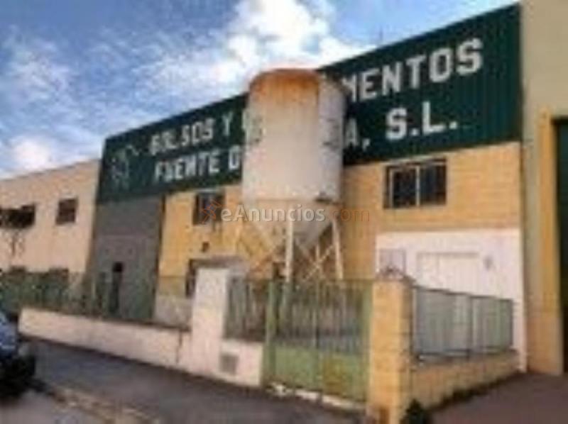 Edificio en venta en  Clara campoamor, Fuente de Piedra
