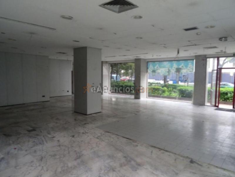 Local Comercial en venta en  Ciudad Lineal, Madrid