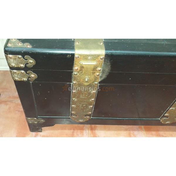 ANTIGUO BAÚL DE VIAJE CON MOTIVOS ORIENTALES