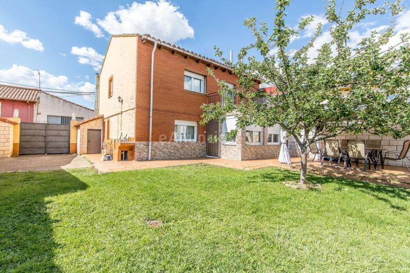 Adosado en venta en  Mansilla de las Mulas