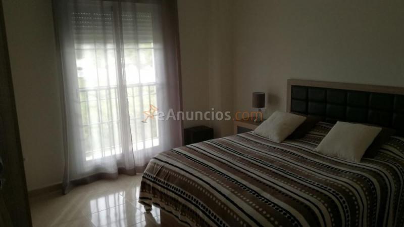 Alquilo dormitorio amplio con baño en Sabinillas