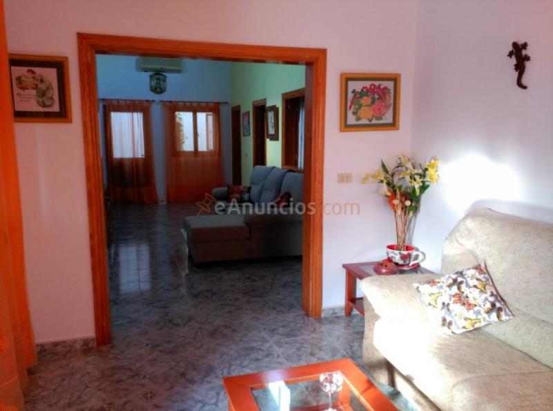 Vendo casa en arrecife de dos pisos.