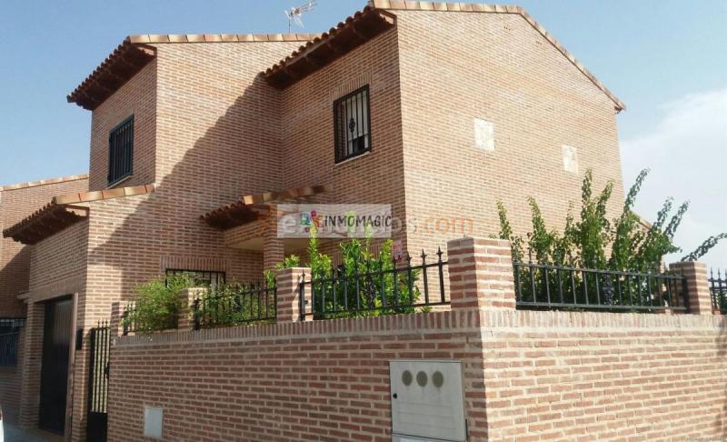 Adosado en venta en  Novés