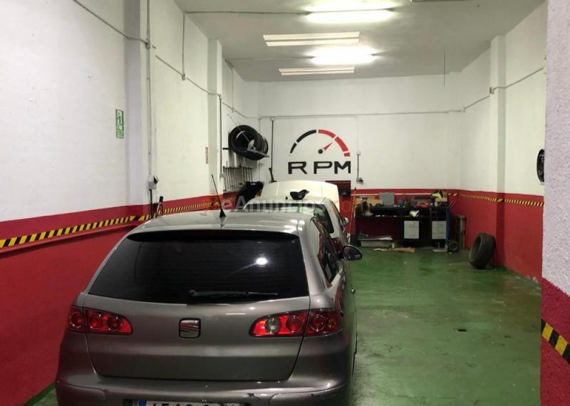 Se pintan logotipos de empresas y negocios en fachadas,