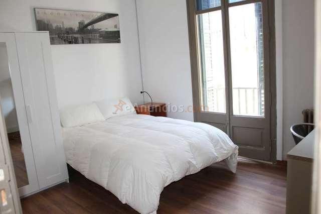 Habitación con balcon luminosa en barcelona