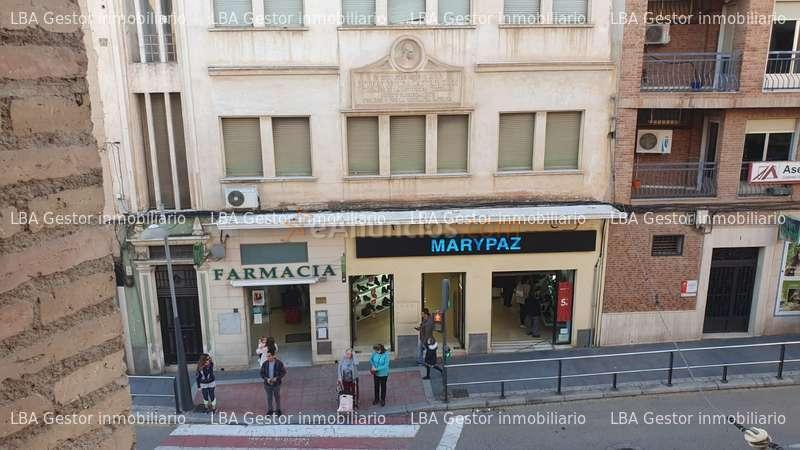 Local comercial junto al ayuntamiento.