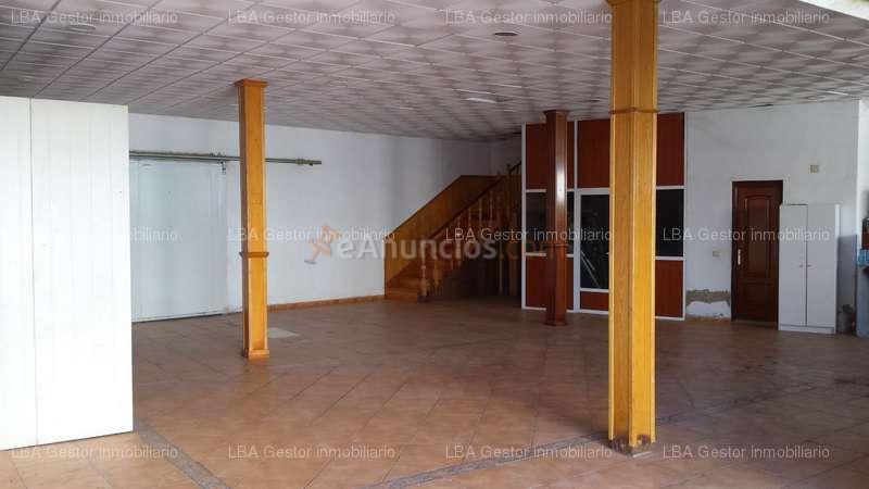 NAVE INDUSTRIAL EN ESQUINA CON CÁMARAS DE CONGELACIÓN DENTRO DE LA TRAMA URBANA