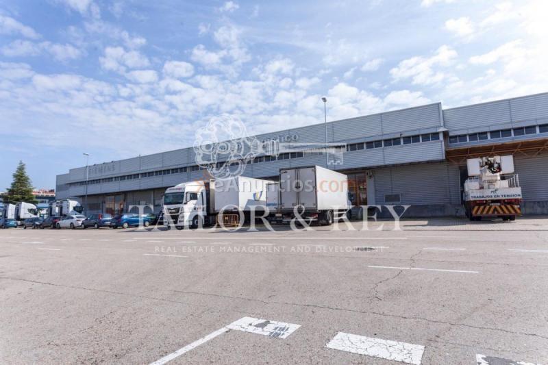 Edificio en alquiler en Calle Eje 6, Villa de Vallecas, Madrid