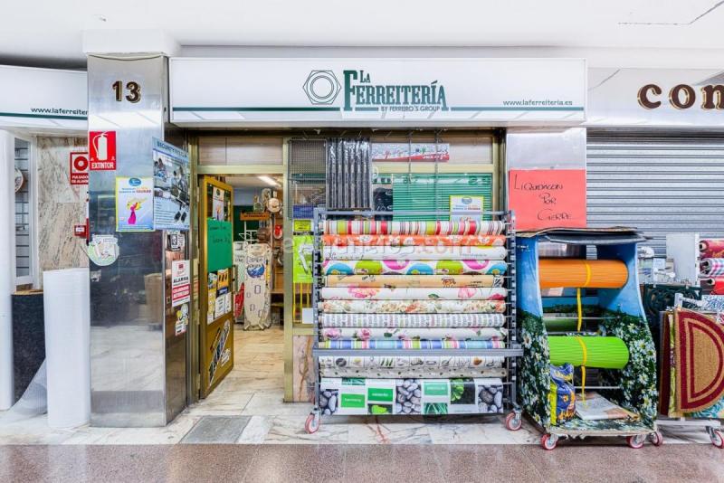 Local Comercial en venta en  Puentelarra, Villa de Vallecas, Madrid