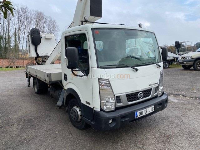 Camion grua con cesta