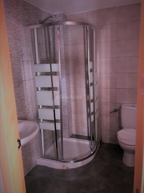 Se alquila habitación con baño Privado.
