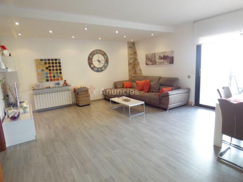 ESPECTACULAR CASA SEMINUEVA DE CINCO HABITACIONES CON TERRAZA EN VENTA EN EL PONT DE VILOMARA.