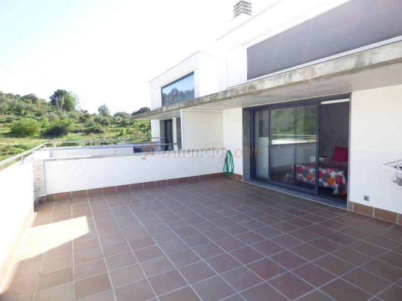 ESPECTACULAR CASA SEMINUEVA DE CINCO HABITACIONES CON TERRAZA EN VENTA EN EL PONT DE VILOMARA.