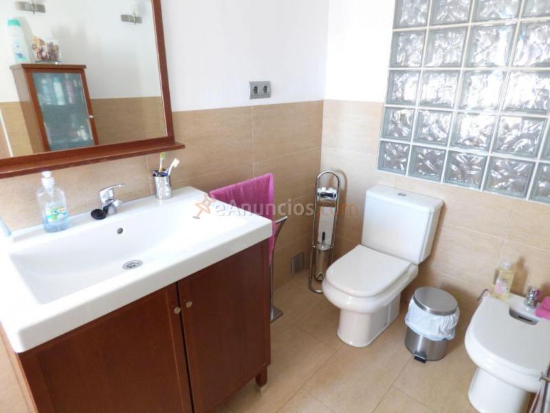 ESPECTACULAR CASA SEMINUEVA DE CINCO HABITACIONES CON TERRAZA EN VENTA EN EL PONT DE VILOMARA.