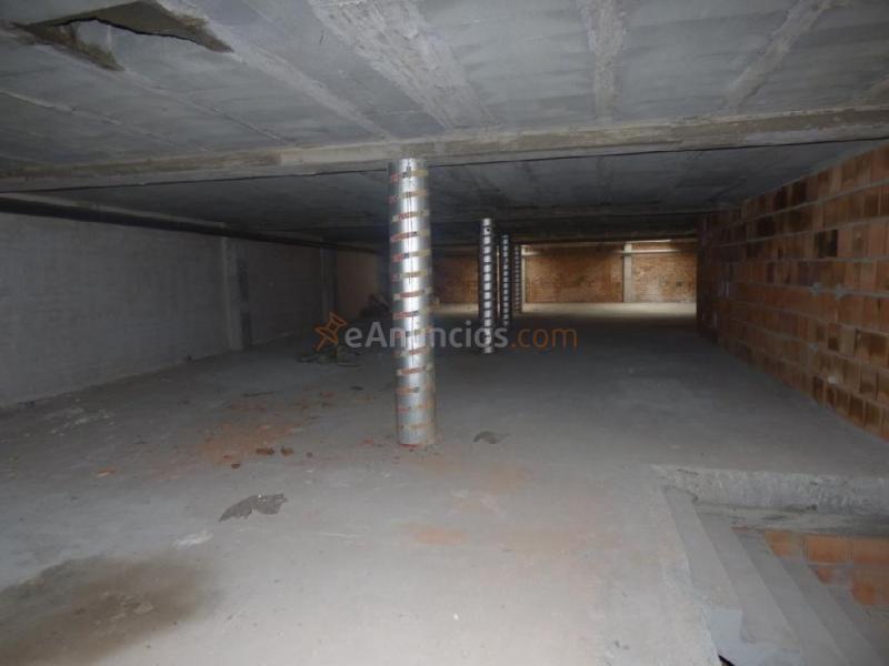 LOCAL DE 330m2 EN ALQUILER EN EL CENTRO DE MANRESA DIÁFANO