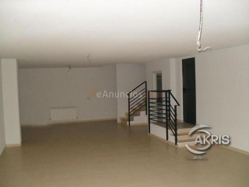 Local multiusos en venta en Olias