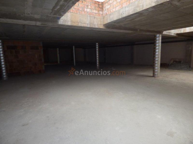 LOCAL DE 330m2 EN ALQUILER EN EL CENTRO DE MANRESA DIÁFANO