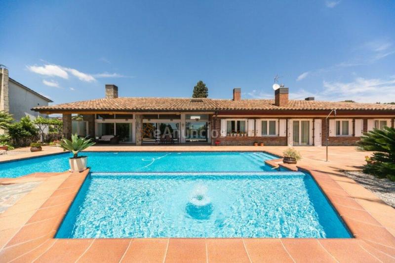 Espectacular casa de estilo rústico en una planta