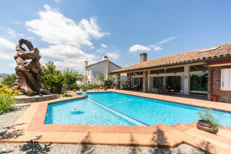 Espectacular casa de estilo rústico en una planta