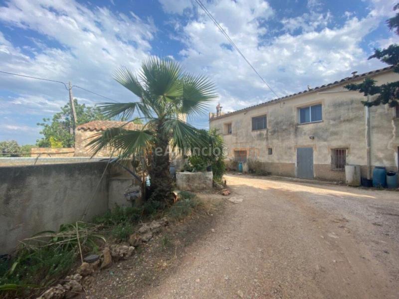 Finca con 3 casas a 500 metros del pueblo