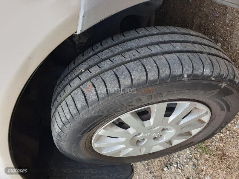 Kia Carnival 144 CV de 2004 con 227.000 Km por 3.800 EUR. en Segovia