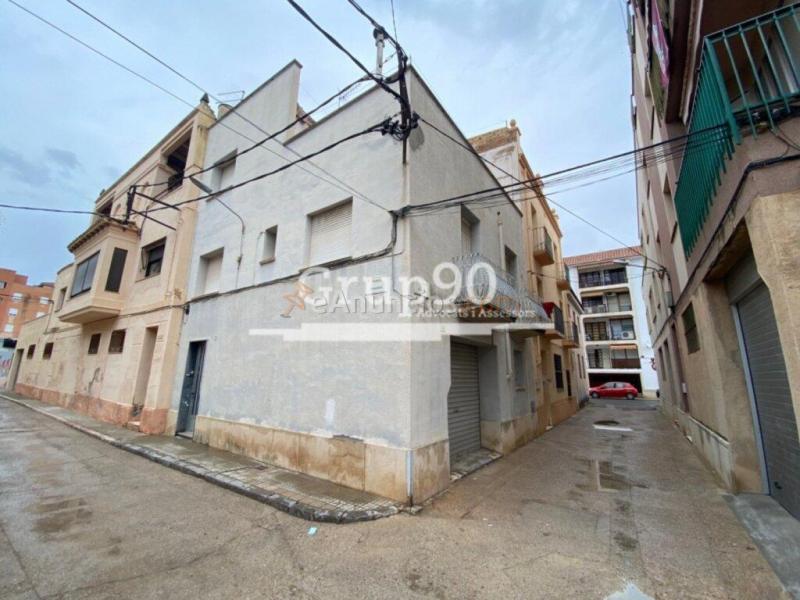 Casa esquinera en el centro de Remolins