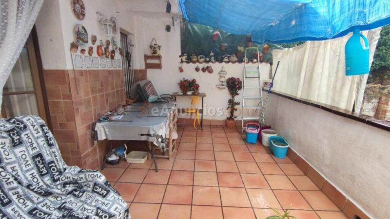 CASA DE TRES PLANTAS EN VENTA DE CUATRO HABITACIONES CON PATIO Y TERRAZA EN MANRESA.