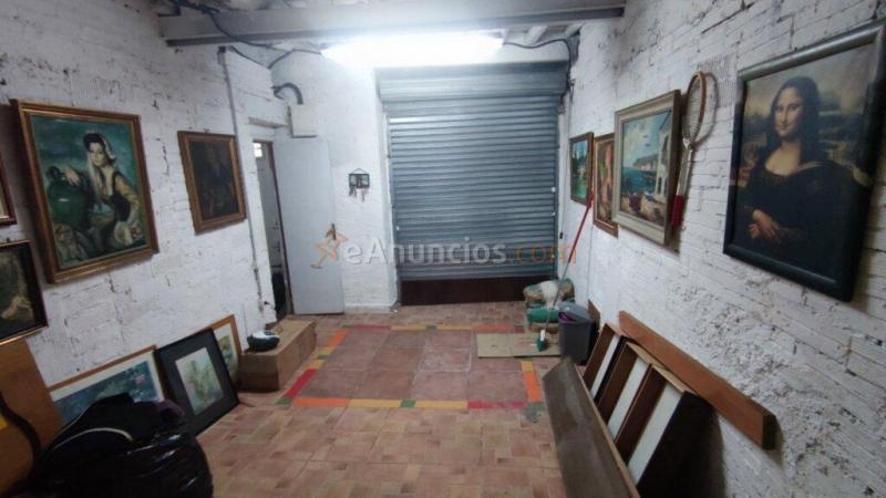 CASA DE TRES PLANTAS EN VENTA DE CUATRO HABITACIONES CON PATIO Y TERRAZA EN MANRESA.