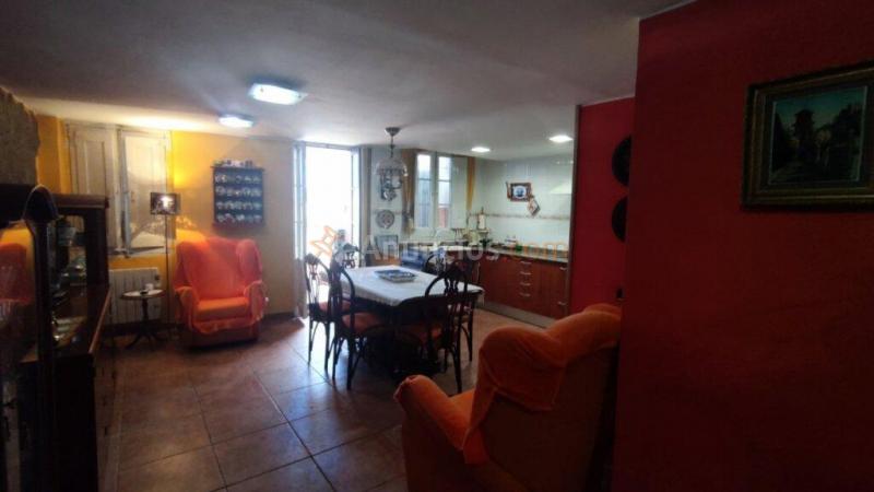 CASA DE TRES PLANTAS EN VENTA DE CUATRO HABITACIONES CON PATIO Y TERRAZA EN MANRESA.