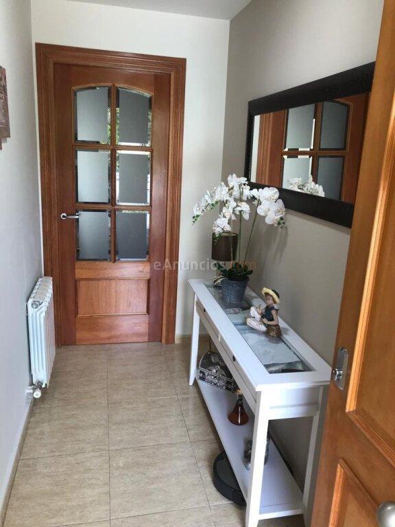 CASA SEMINUEVA DE TRES HABITACIONES Y DOS TERRAZAS A LA VENTA EN LA BARRIADA DE SANT PAU.