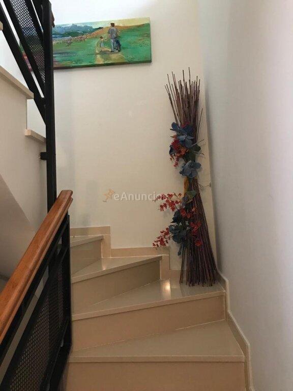 CASA SEMINUEVA DE TRES HABITACIONES Y DOS TERRAZAS A LA VENTA EN LA BARRIADA DE SANT PAU.