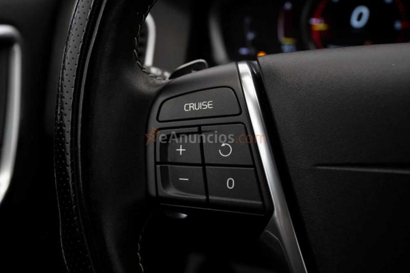 Volvo XC-60 2.0 D3 R-DESIGN 150CV MOMENTUM 