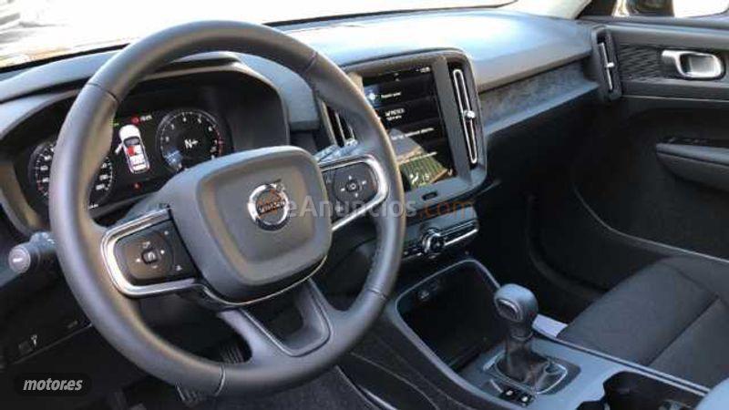 Volvo XC40 1.5 T2 MOMENTUM CORE 129 5P de 2021 con 1.001 Km por 30.000 EUR. en Malaga