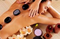 Masajista piedras volcánicas