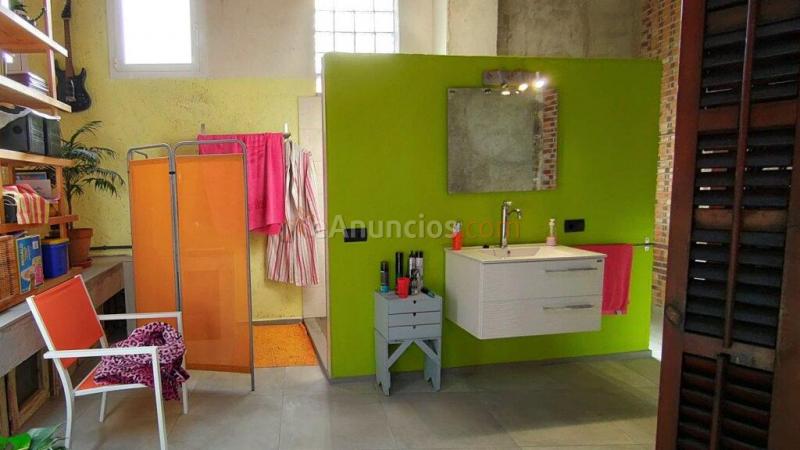 CASA DE TRES PLANTAS UNICA EN SU ESTILO EN VENTA EN EL CENTRO DE SANTPEDOR.