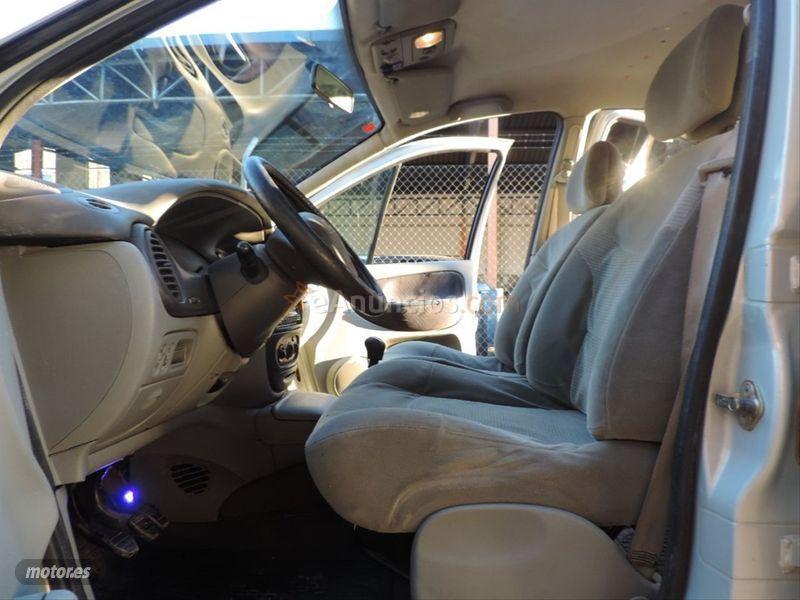 Renault Megane SCENIC EXPRESSION 1.9DCI de 2002 con 204.000 Km por 1.300 EUR. en Badajoz