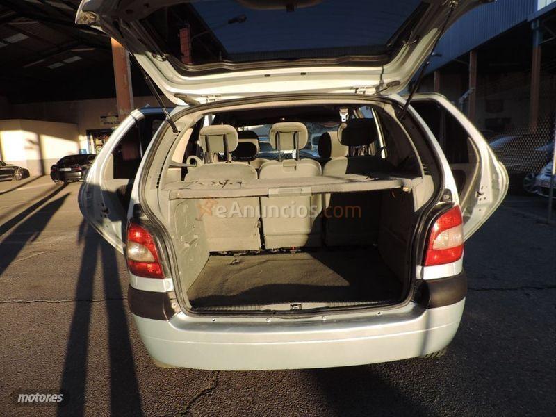Renault Megane SCENIC EXPRESSION 1.9DCI de 2002 con 204.000 Km por 1.300 EUR. en Badajoz