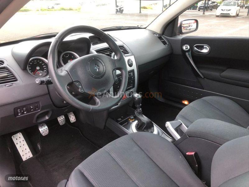 Renault Megane COUPECABR. CONFORT DYNAMIQUE 2.0 16v de 2005 con 119.000 Km por 5.550 EUR. en Alicante