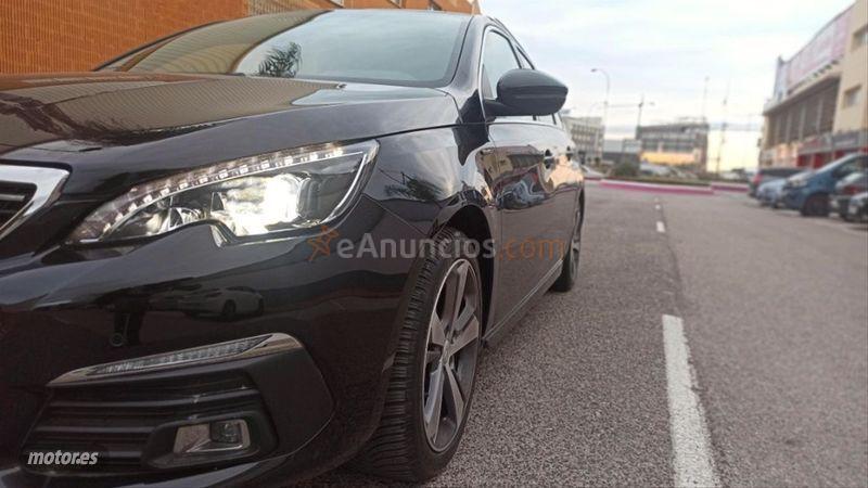 Peugeot 308 SW GT Line 1.2 PureTech 96KW 130CV Aut de 2019 con 32.000 Km por 18.500 EUR. en Malaga