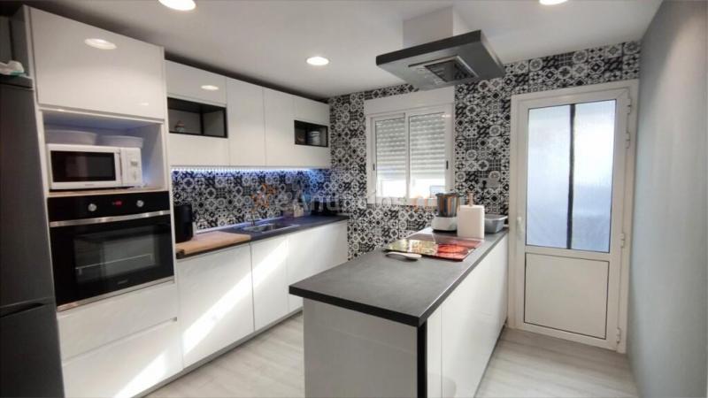 CASA DE DOS HABITACIONES CON GARAJE, JARDIN Y PISCINA COMUNITARIA EN VENTA EN LA URB. EL CALVET.