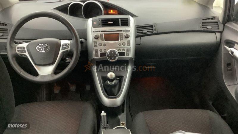 Toyota Verso 2.0 D4D Active 7pl. de 2011 con 240.000 Km por 6.300 EUR. en Madrid