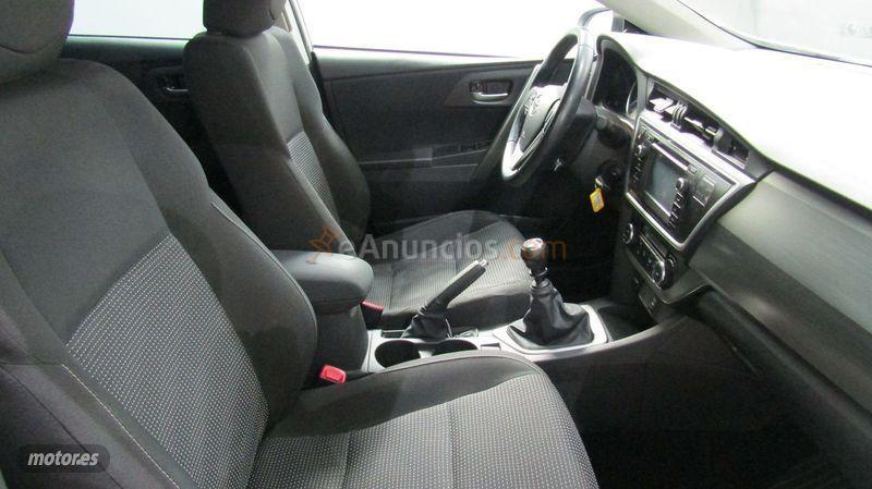 Toyota Auris 130 Active Touring Sports de 2014 con 111.587 Km por 11.990 EUR. en Palencia