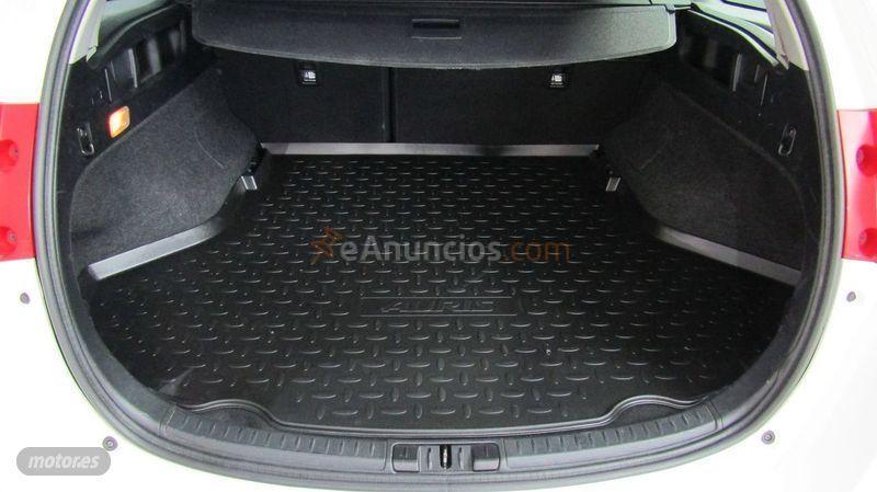 Toyota Auris 130 Active Touring Sports de 2014 con 111.587 Km por 11.990 EUR. en Palencia