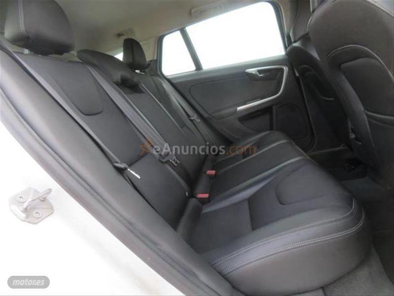 Volvo V 60 2.0 D3 Momentum de 2017 con 115.061 Km por 16.990 EUR. en Barcelona