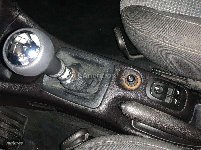 Peugeot 206 CC 1.6 de 2005 con 130.001 Km por 2.950 EUR. en Sevilla