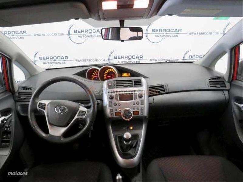 Toyota Verso 2.0 D4D Active 5pl. de 2011 con 220.000 Km por 7.890 EUR. en Sevilla