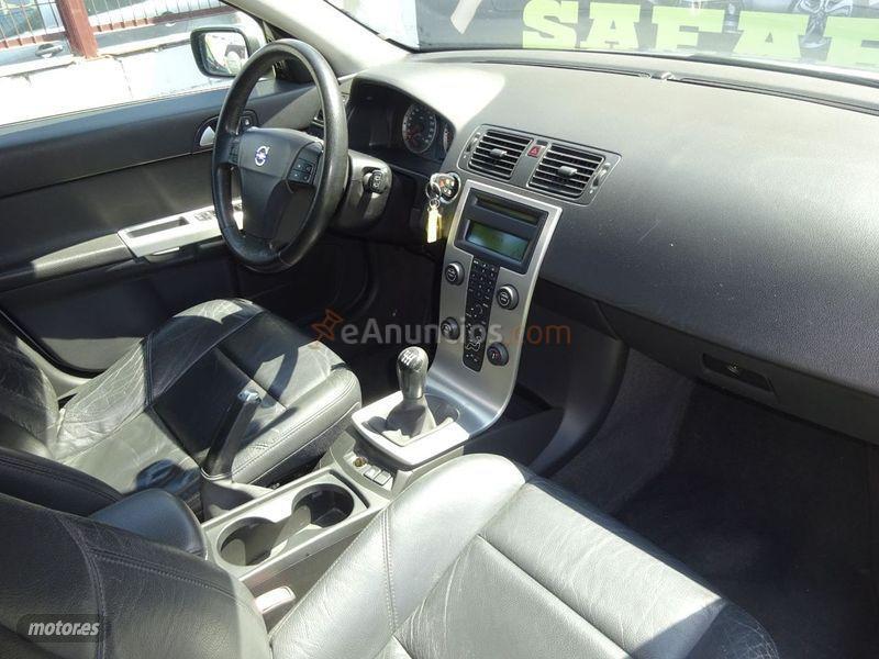 Volvo V 50 2.0D Momentum de 2006 con 233.000 Km por 4.100 EUR. en Madrid