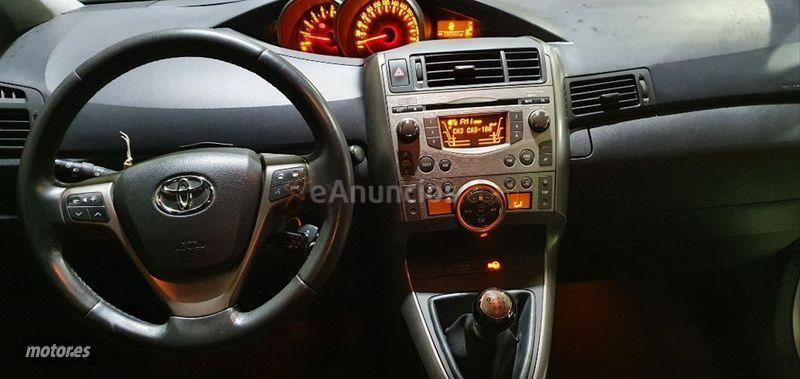 Toyota Verso 2.0 D4D Live 5pl. de 2010 con 290.000 Km por 6.350 EUR. en La Coruna